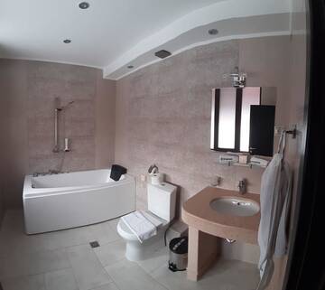 Фото номера Улучшенный номер с кроватью размера «king-size» Отель Boutique Family Hotel VSK Kentavar г. Дряново 2