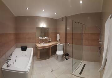 Фото номера Улучшенный номер с кроватью размера «queen-size» Отель Boutique Family Hotel VSK Kentavar г. Дряново 3